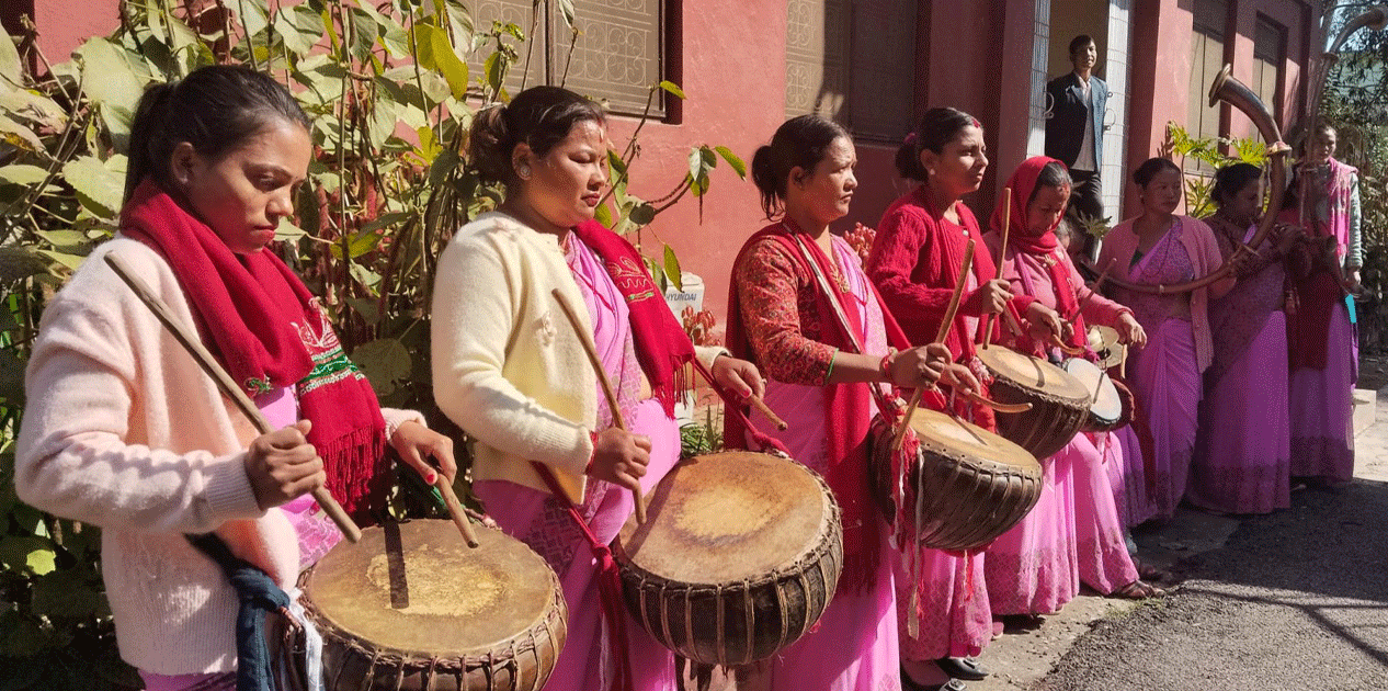महिला समूहलाई नौमती बाजा बजाउन भ्याइनभ्याइ