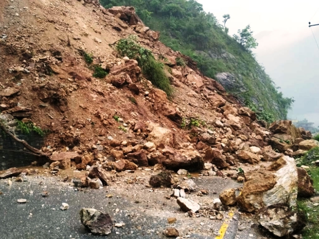 पहिराले कर्णाली राजमार्ग र देहिमाडौँ-गिरेगडा सडक अवरुद्ध