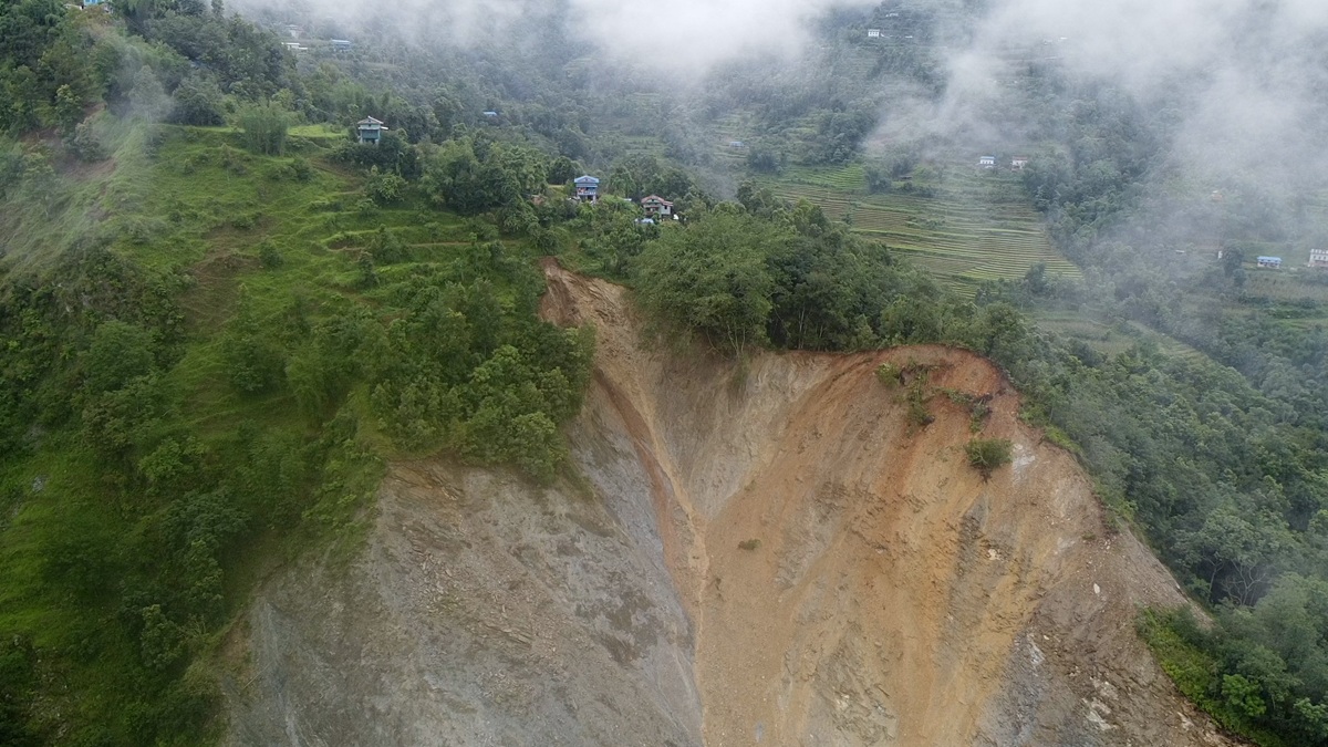 ओखलढुंगाको डाँडाखर्कमा दुई दशकदेखि निरन्तर पहिरो, पाँच परिवार उच्च जोखिममा