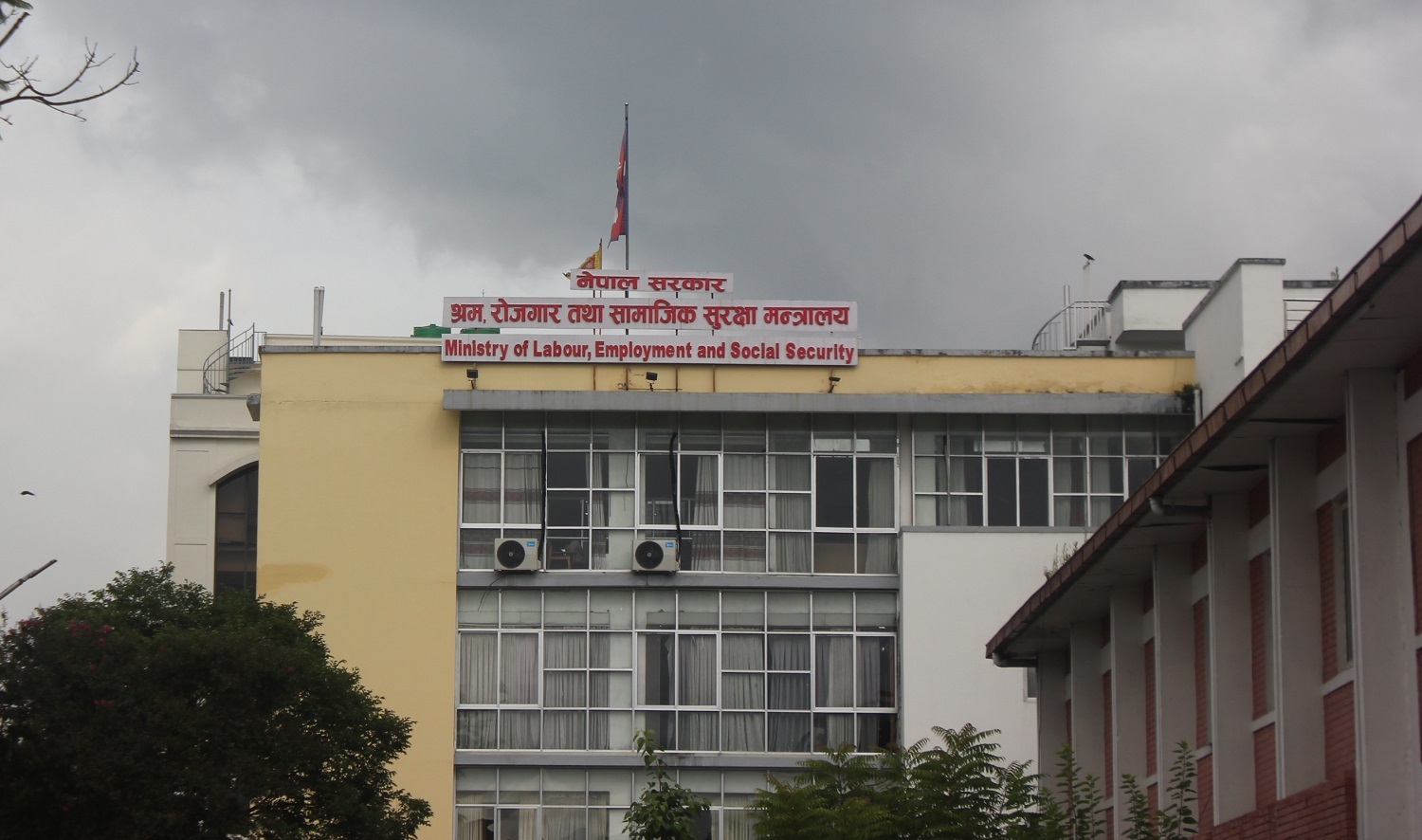 जसपा नेपालको राष्ट्रिय महाधिवेशन मञ्च हावाहुरीले भत्कायो