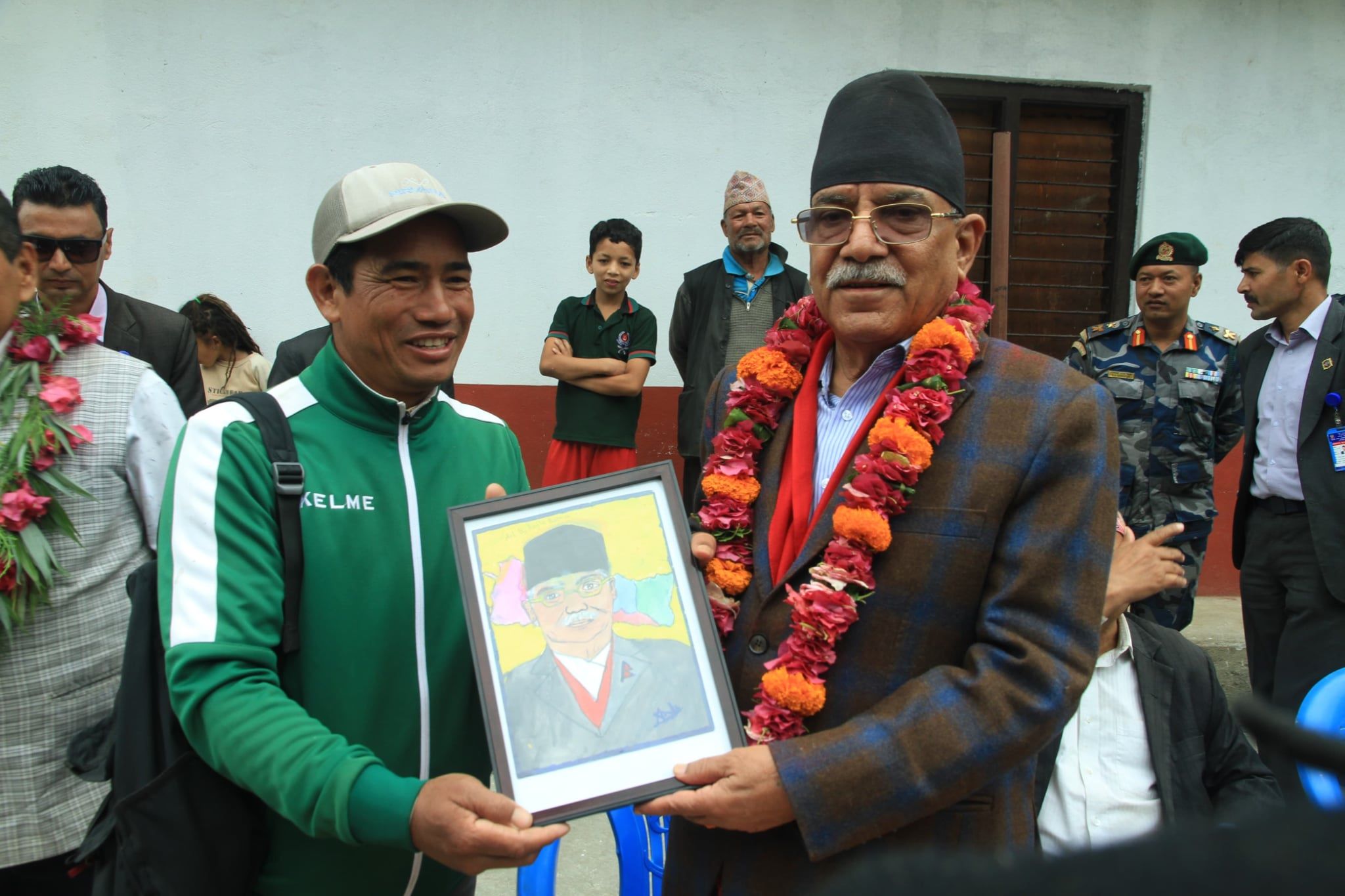 प्रचण्डलाई तस्बिर उपहार