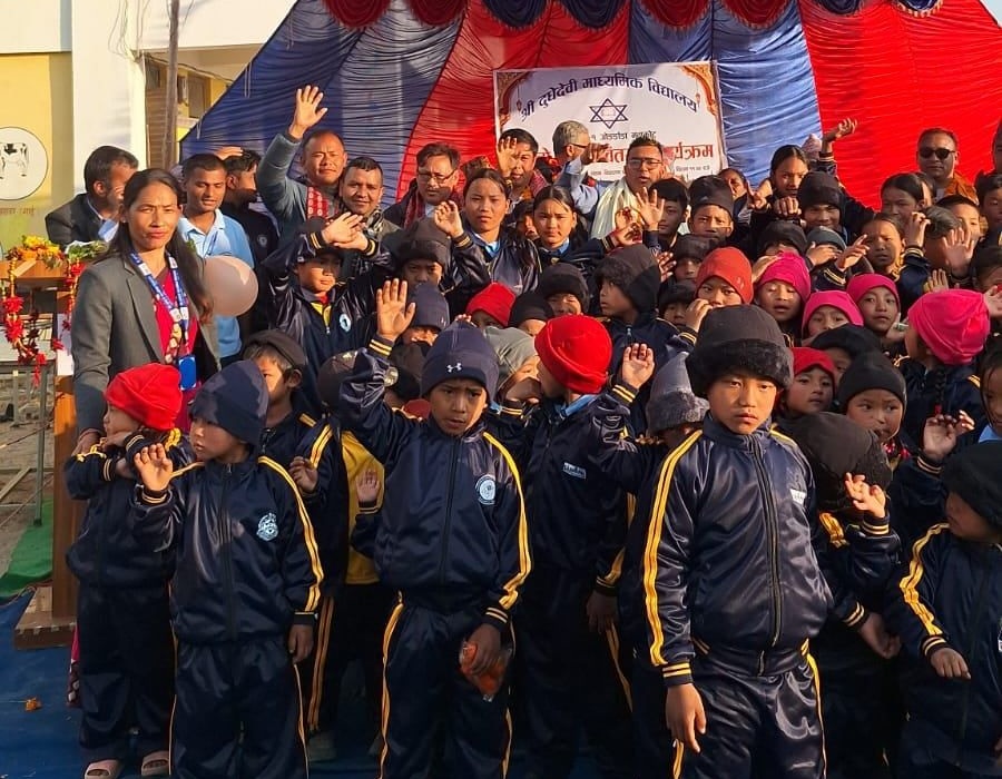 सूर्यगढी १ र २ का ७ सय विद्यार्थीलाई न्यानो कपडा वितरण