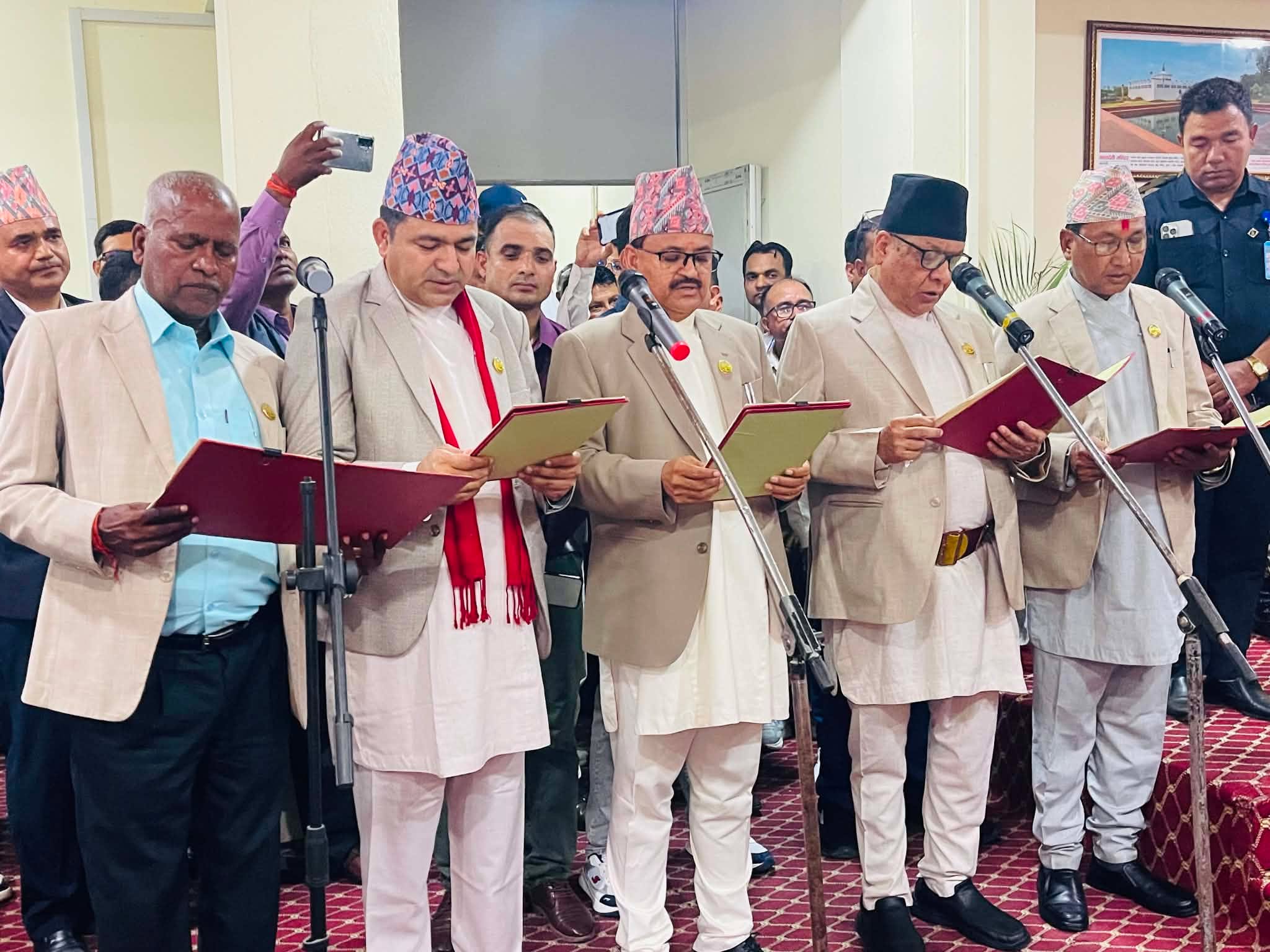 लुम्बिनीका नवनियुक्त पाँच मन्त्रीले लिए शपथ