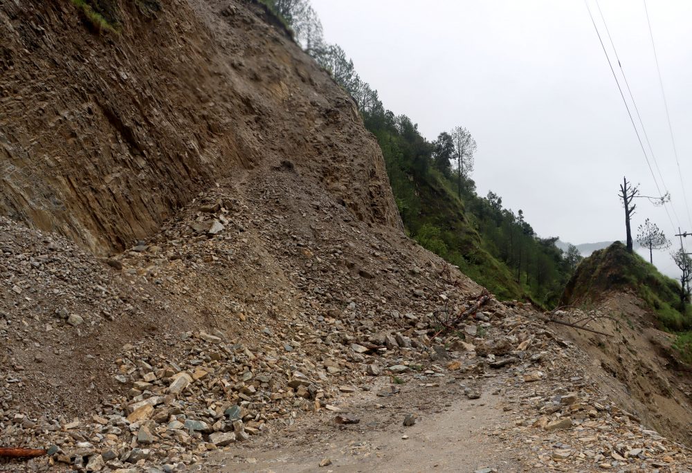 मध्यपहाडी लोकमार्गको सिन्धुली खण्ड अवरुद्ध