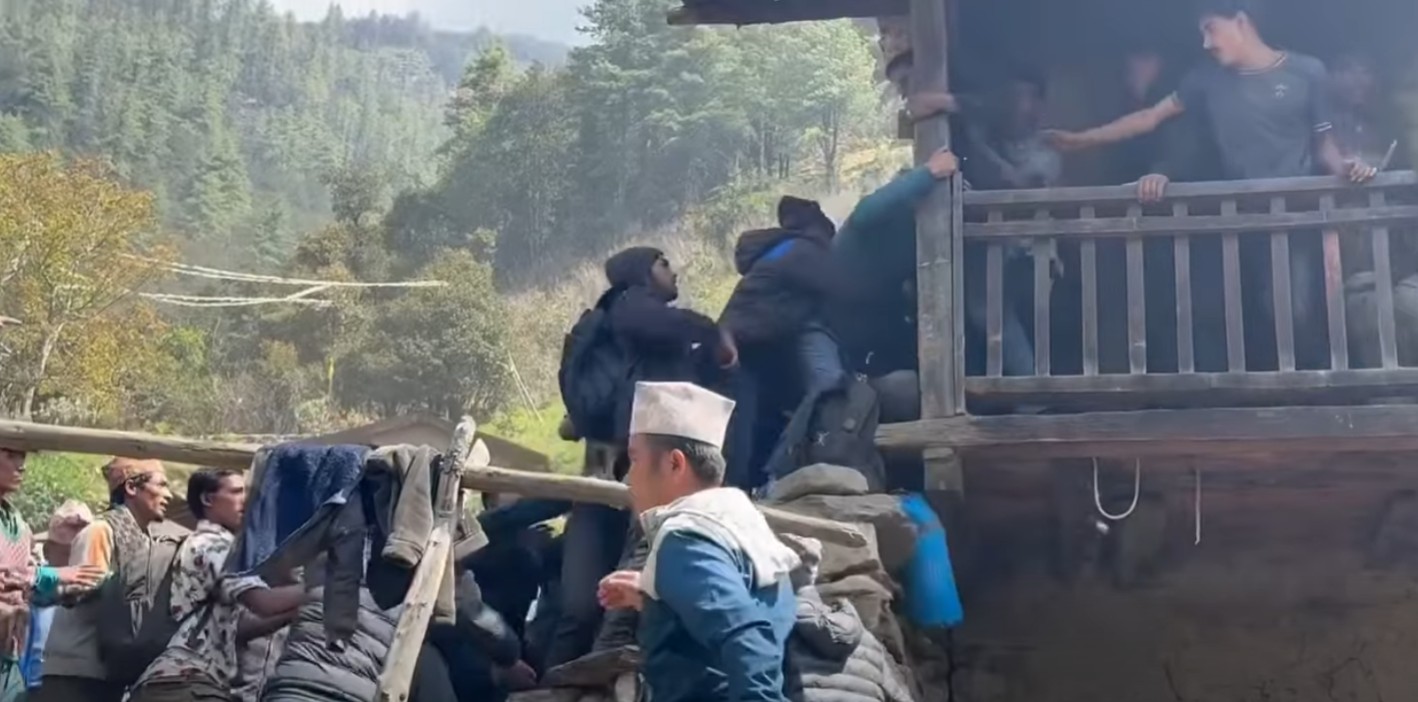 बाजुराको रानीसैनमाथि हुम्लाकाे पनि दाबी, कुटपिट र प्रहरी चौकी लुटपाटमा ५ जना घाइते