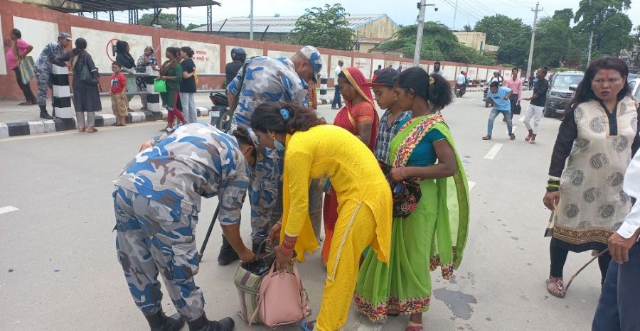 भन्सार नाकामा दिनहुँ तनाव : प्रहरी र स्थानीयबीच झोला तानातान