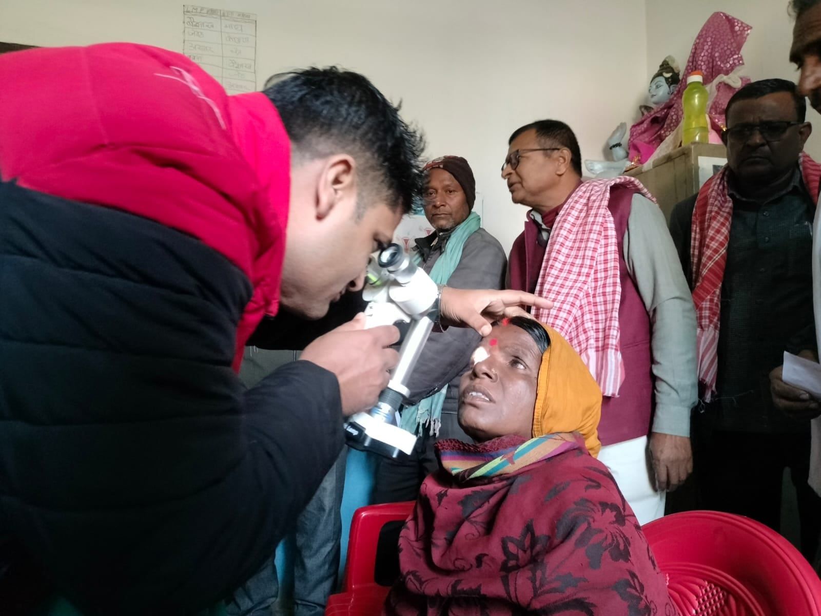 पर्साको भिखमपुरमा निःशुल्क आँखा शिविर, ३५ जनामा भेटियो मोतियाबिन्दु