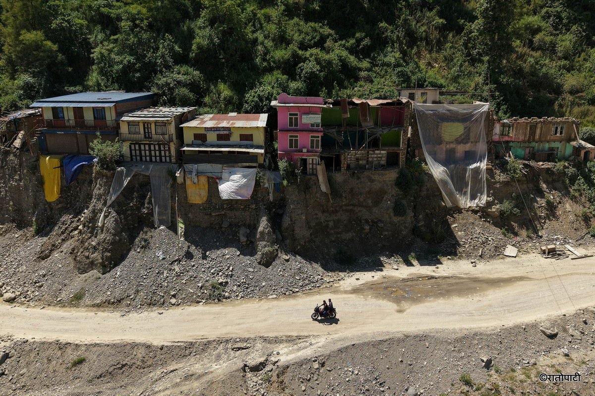 क्षतिग्रस्त बिपी राजमार्गमा अस्थायी सडक बनाइँदै