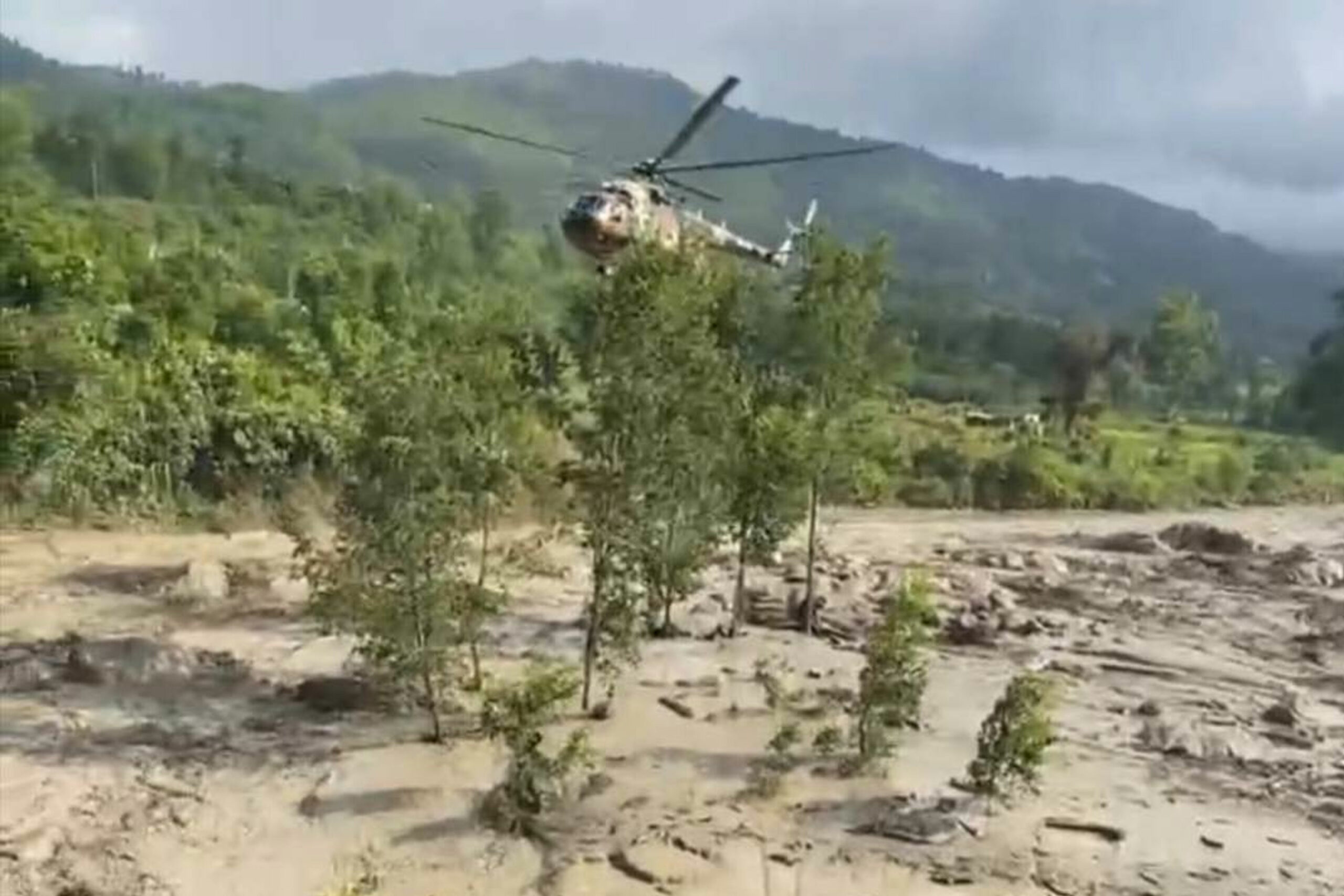 त्रिशूली नदीमा फसेका २ जनाको हेलिकोप्टरमार्फत उद्धार