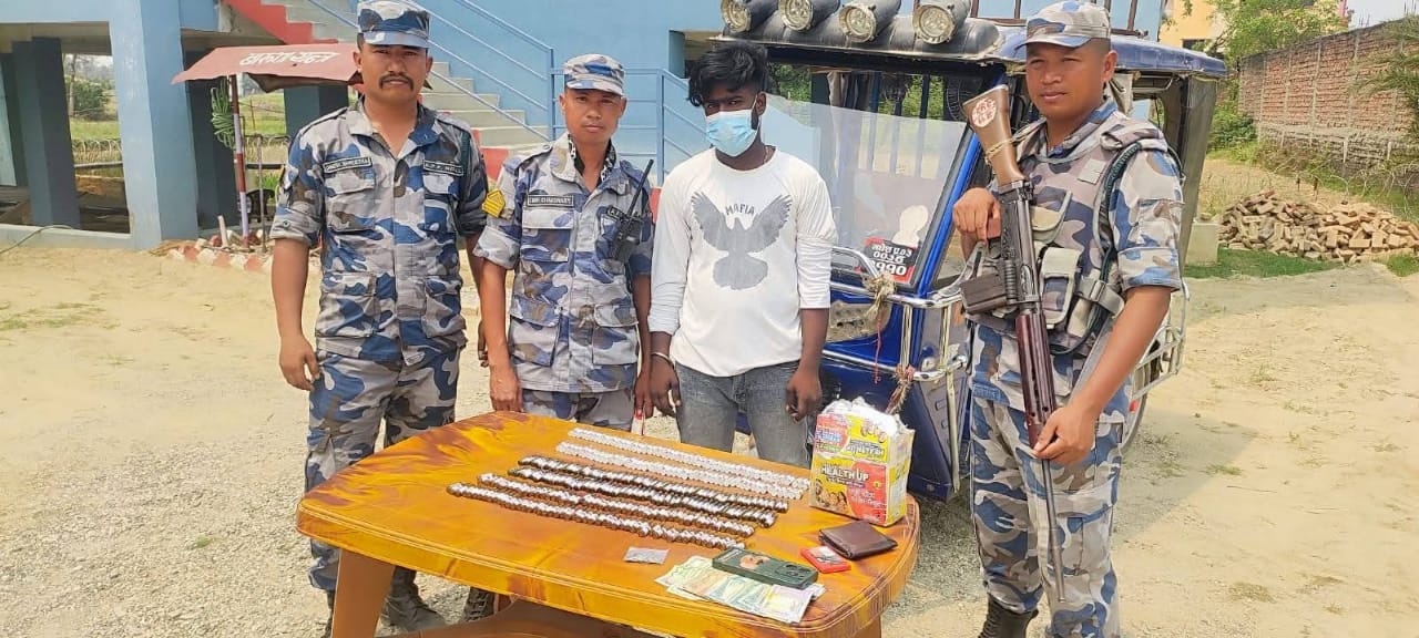 गौर भन्सारबाट लागुऔषधसहित अटो चालक पक्राउ