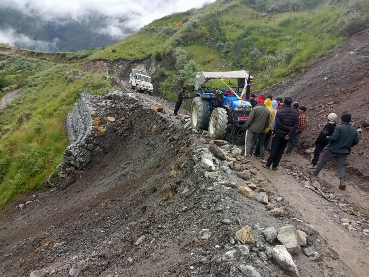 भारी वर्षाका कारण सडक अवरुद्ध