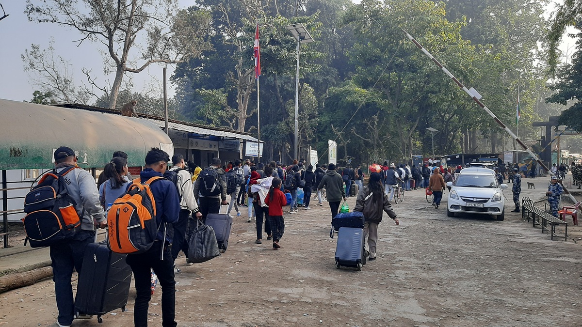 त्रिनगर नाकाबाट रोजगारीका लागि भारततर्फ जानेको भिड