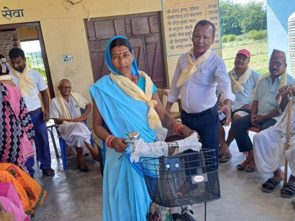 स्वास्थ्य स्वयंसेविकालाई साइकल वितरण