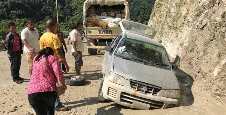 बजेट अभावमा नारायणगढ–मुग्लिन सडकको भासिएको भाग बनेन