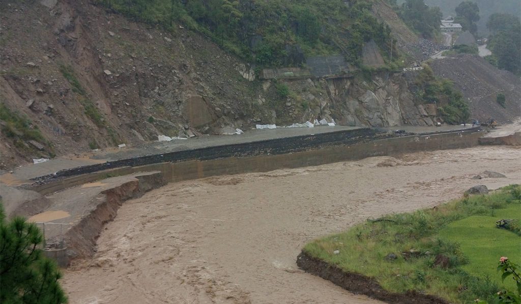 बिपी राजमार्गको रोशी खोला डाइभर्सन बगेपछि यातायात अवरुद्ध, पहिरोले थप चुनौती