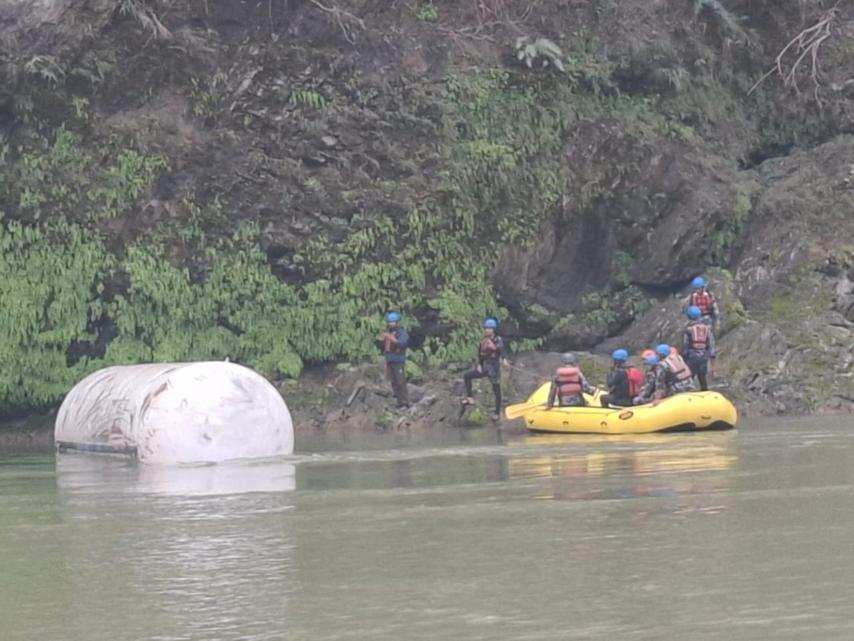 ग्यास बुलेट दुर्घटनामा बेपत्ता खोज्न सशस्त्र प्रहरीको गोताखोर परिचालन