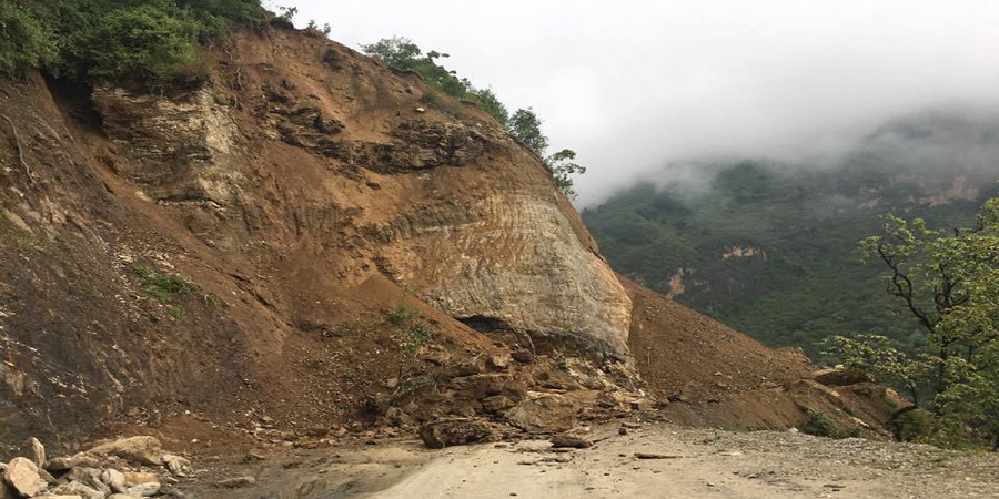 पहिरो खस्दा महाकाली लोकमार्ग अवरुद्ध