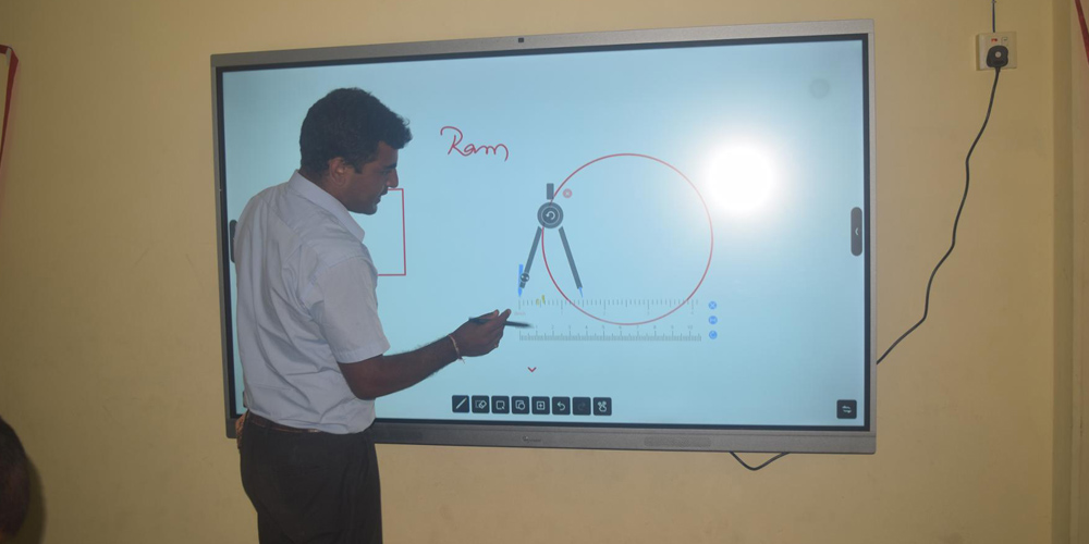 पुरस्कारको रकमबाट विद्यालयमा ‘इन्टरएक्टिभ टचस्क्रिन स्मार्ट बोर्ड’ जडान