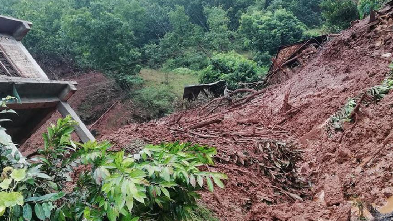 ओखलढुंगामा पहिरोमा पुरिएर एकजनाको मृत्यु, दुई घाइते