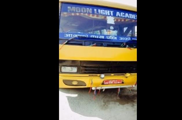 स्कुल बसको ठक्करबाट दुई वर्षीया बालिकाको मृत्यु