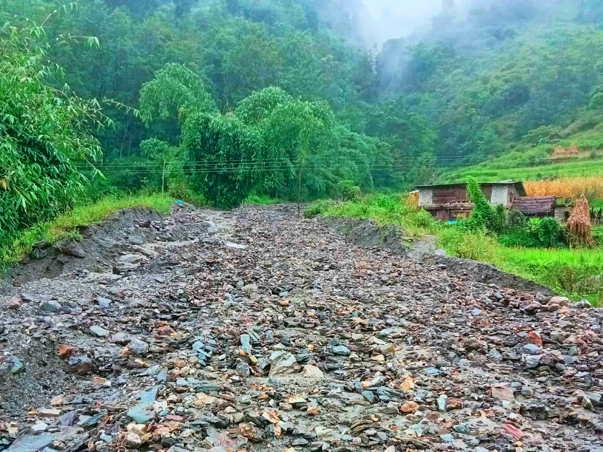 बाढीले मध्यपहाडी लोकमार्गको बुर्तिबाङ–पूर्वी रुकुम खण्ड अवरुद्ध