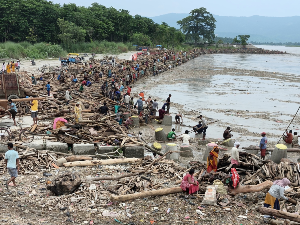 रसुवाको बाढीपछि नारायणी किनारमा २६ शव फेला