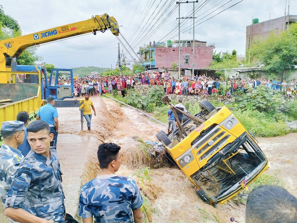 स्कुल बस दुर्घटनामा ११ जना घाइते