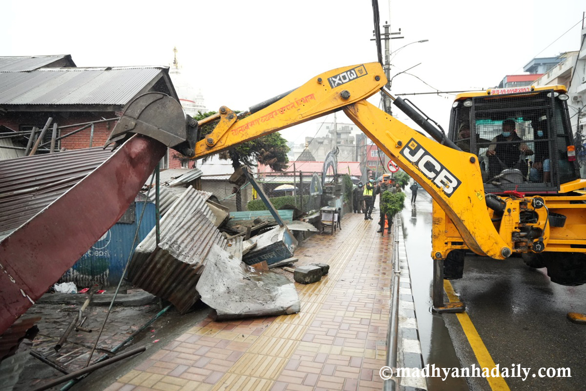 थापाथलीस्थित राम मन्दिर परिसरमा काठमाडौं महानगरपालिकाले चलायो डोजर (तस्बिरहरू)