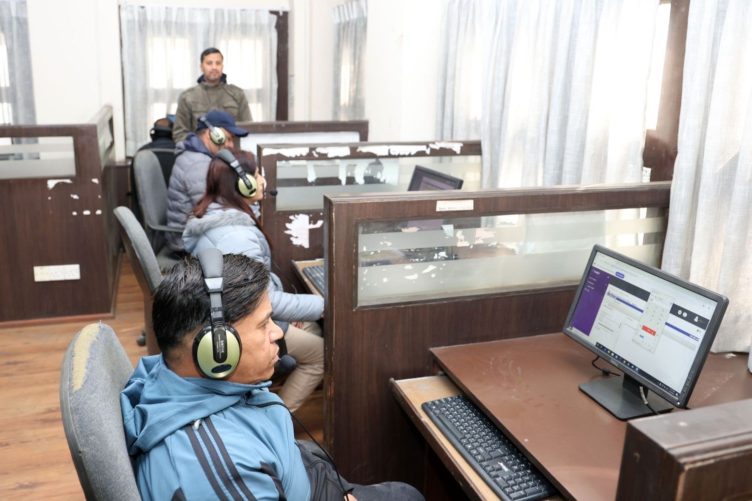 परिचयपत्र खोज्दै मतदाता