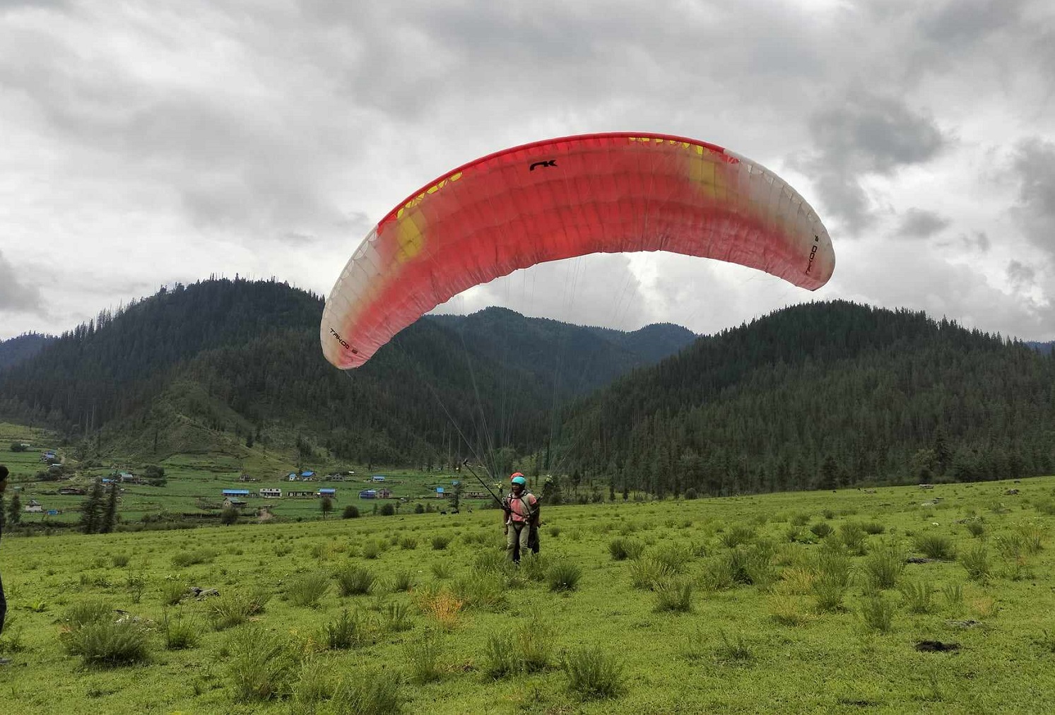 जुम्लाको गुठीचौरमा प्याराग्लाइडिङको परीक्षण उडान