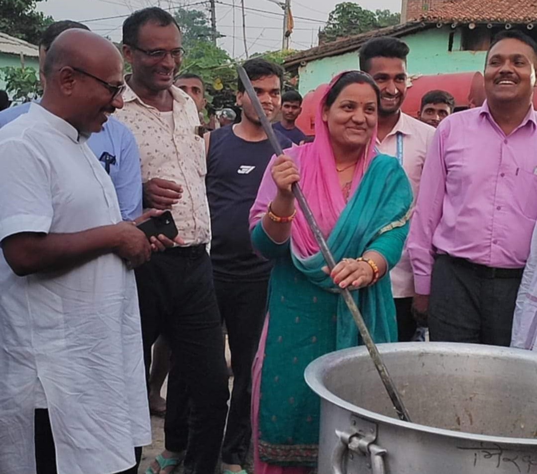 बाराका मेयर सिंह खाद्यान्न र स्वास्थ्य टिमसहित पुगे रौतहट