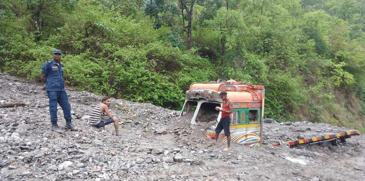 वर्षापछि रुकुमपूर्वकमा मध्य पहाडी लोकमार्ग अवरुद्ध, विद्युत् सेवा पनि प्रभावित
