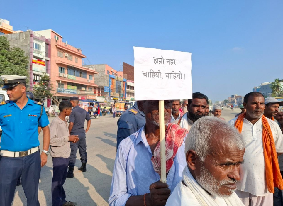 लहानमा किसानहरूको विरोध र्‍याली : 'सिँचाइ नहरलाई ढल बनाउन पाइँदैन'