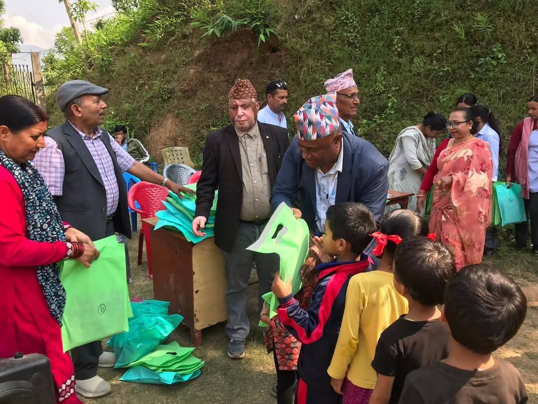 भगवती माध्यमिक विद्यालयका विद्यार्थीलाई पोसाक वितरण
