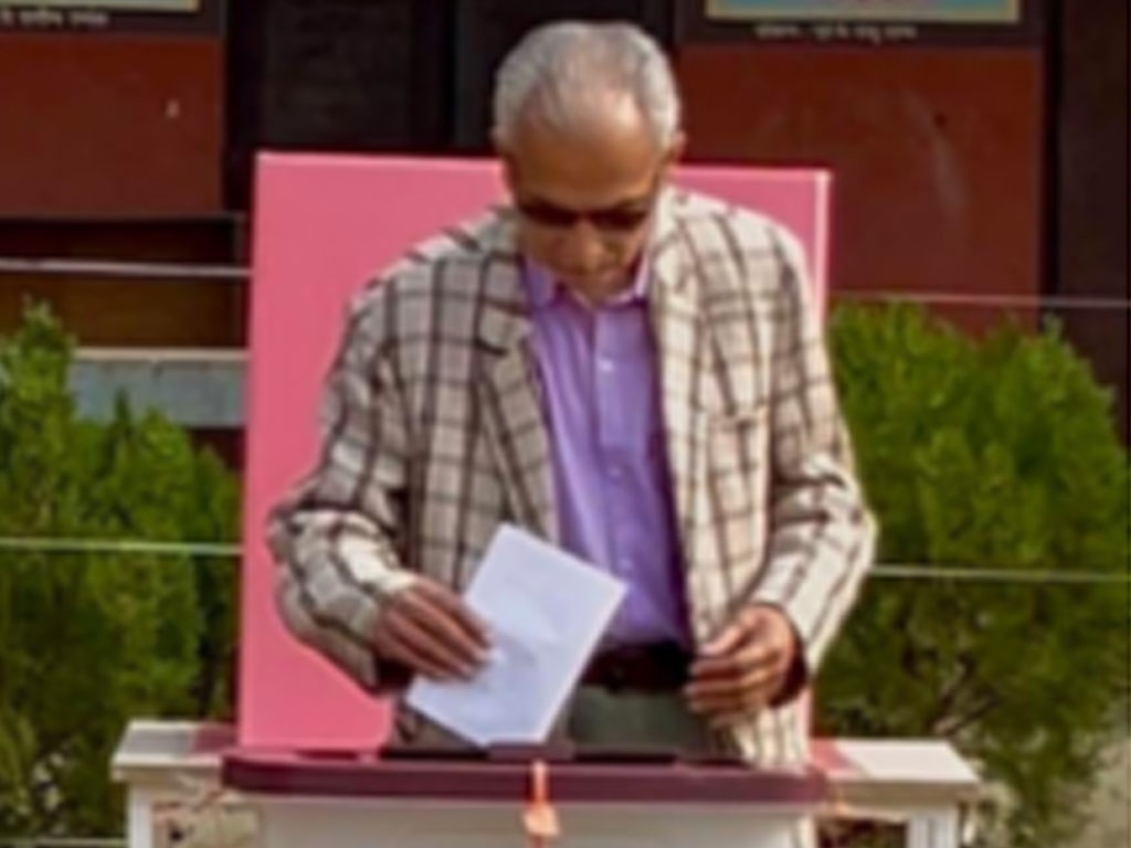 पूर्वप्रधानमन्त्री भट्टराईले गरे गोरखामा मतदान