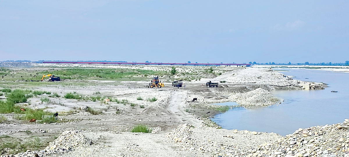 सेनाले महाकालीमा भत्किएको बाँध बनाउँदै 