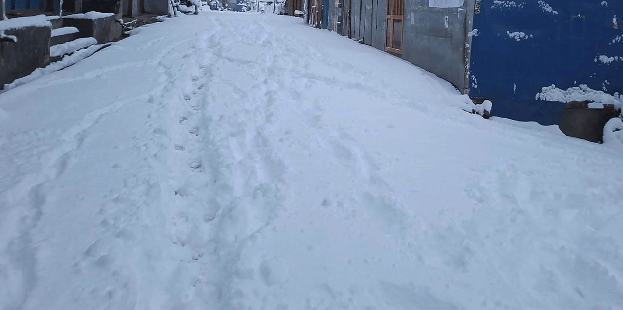 भारी हिमपातले मध्यपहाडी लोकमार्ग अवरुद्ध