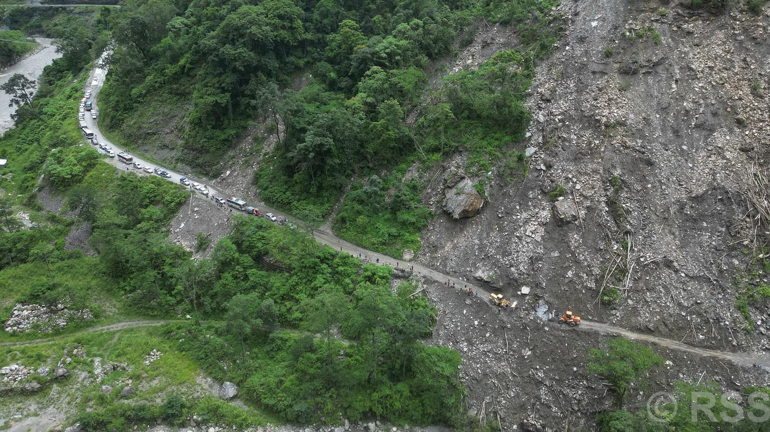 बेनी-जोमसोम सडकको म्याग्दी खण्ड पहिरोले यातायात प्रभावित