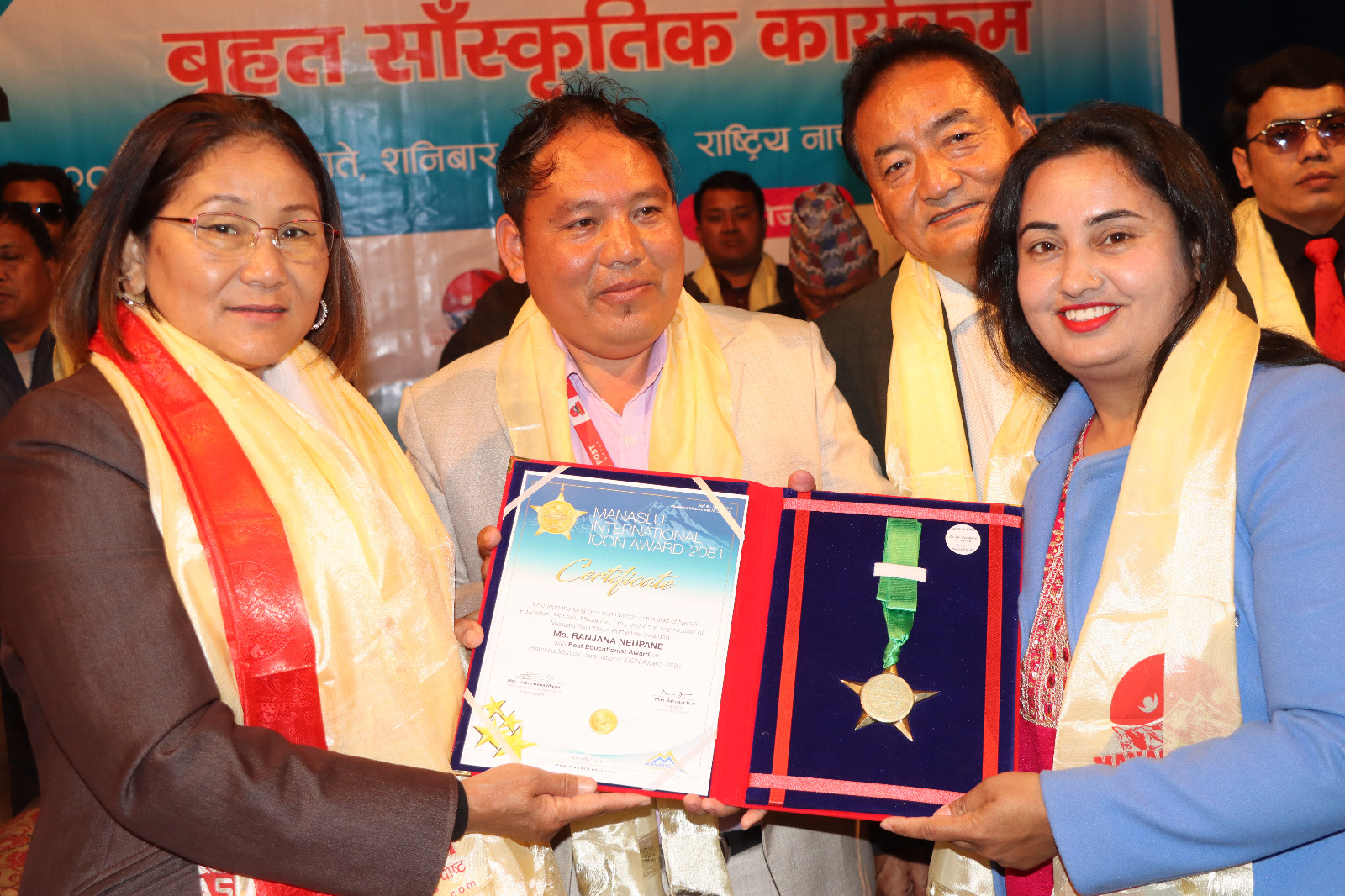 गीतकार रञ्जना आइकन अवार्डबाट सम्मानित