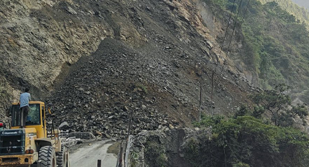 बाढीपहिरोले पाँच राजमार्ग अवरुद्ध