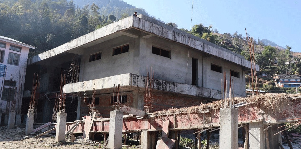 धवलागिरि अस्पताल भवन : तीन पटक म्याद थप गर्दा आधा काम