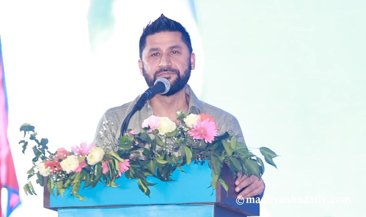 रविले भने- झुक्किएर बल आएछ भने बालेनको खुट्टामा पास गर्ने जिम्मा मेरो