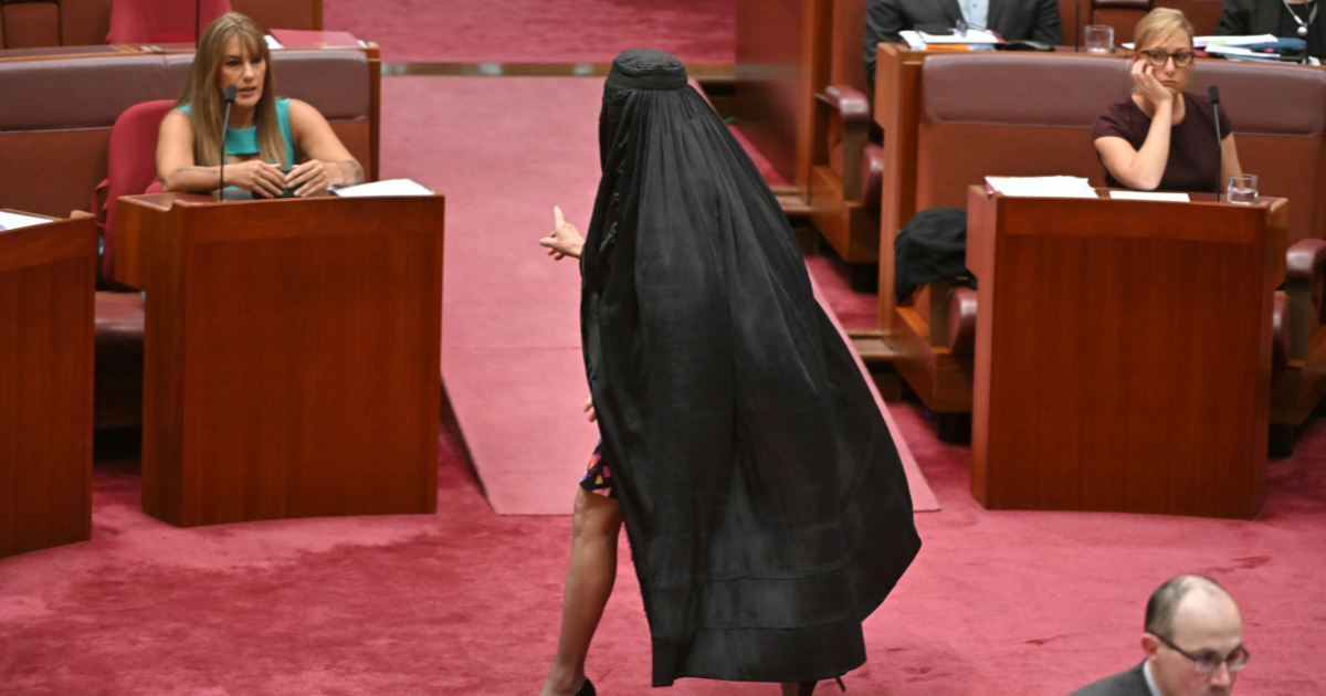 बुर्का लगाएर विरोध गरेकी अस्ट्रेलियाली सिनेटर एक वर्षका लागि निलम्बित