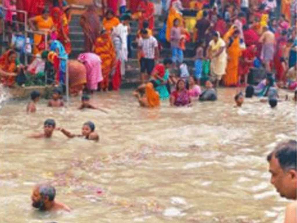 दूधमतीमा भव्य शाही स्नान, साँझ सवा लाख दीप जलाइने