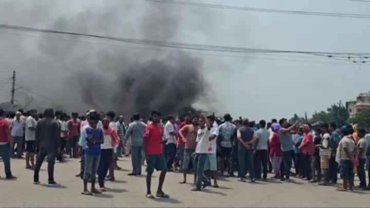 छोटी भन्सार पुनर्स्थापनाको माग गर्दै सिरहामा राजमार्ग अवरुद्ध