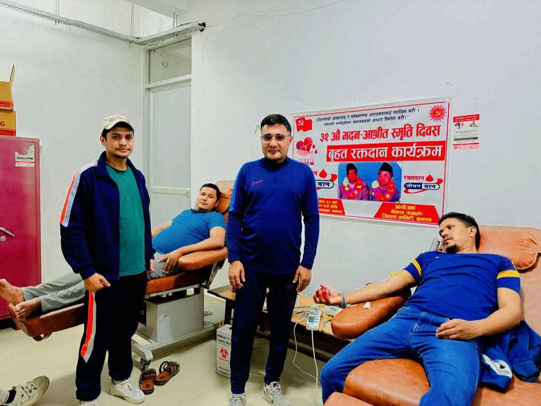 मदन-आश्रितको स्मृतिमा एमाले बझाङले गर्याे जिल्ला अस्पतालमा रक्तदान