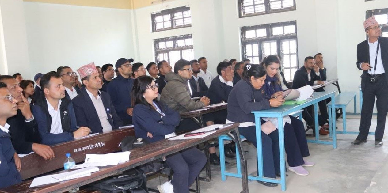 मतदान अधिकृत र सहायक मतदान अधिकृतलाई तालिम प्रदान