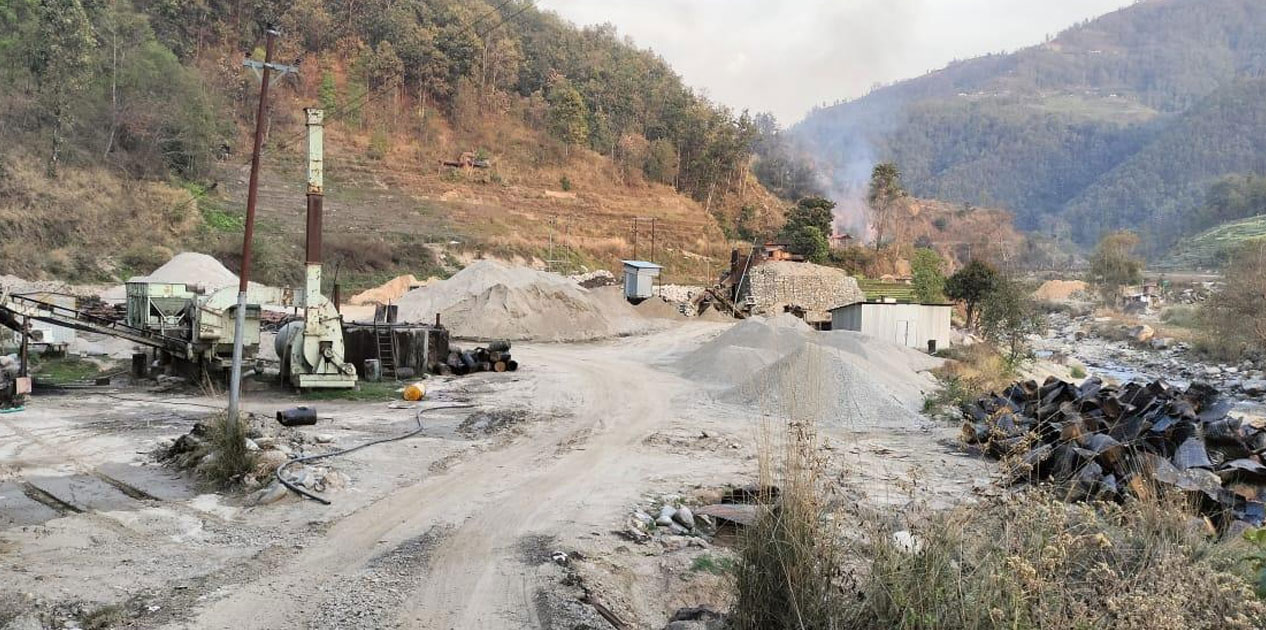 अवैध रूपमा सञ्चालित क्रसरबाट नुवाकोटका स्थानीयवासी पीडित, विद्यालय र अस्पताल झनै समस्यामा