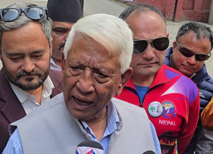 गगनको राजीनामाबारे नेता केसी भन्छन्– पार्टी र देश बदल्छु भनेर हिँडेको क्याप्टेनले मैदान छोडेर जान मिल्दैन