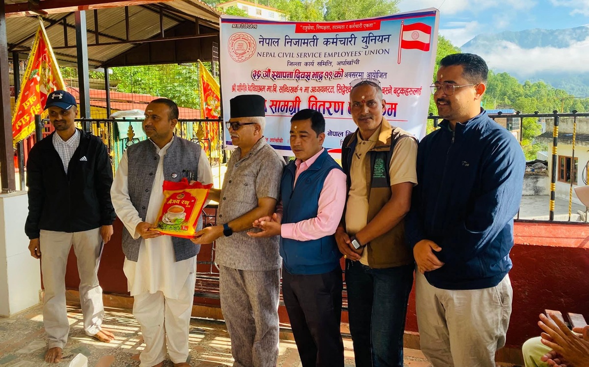 निजामती कर्मचारी युनियन अर्घाखाँचीद्वारा खाद्यान्न वितरण